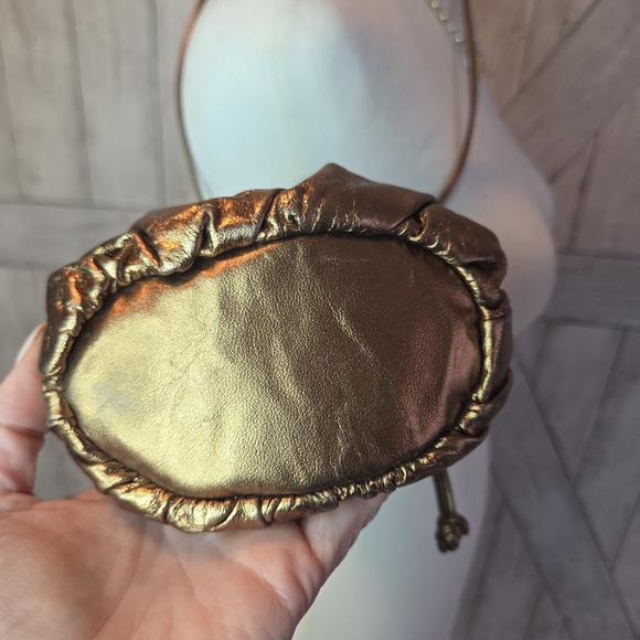 Vintage Leather EON Metallic Drawstring Crossbody Women's Bag - Picture 3 of 9